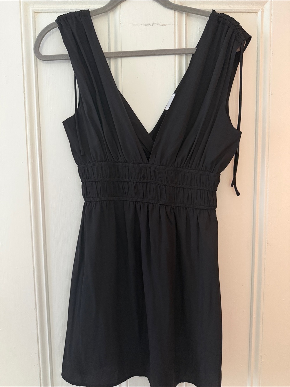 Black V-Neck Sleeveless Dress
